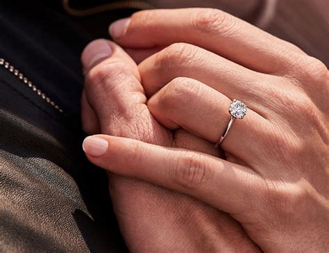 结婚戒指如何挑选？尺寸量法及对照表+求婚订婚结婚戒指区别+戴法等干货 - 知乎