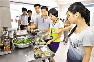复旦食堂邀川大厨师交流：学生排队数十米，有人四两饭不够吃