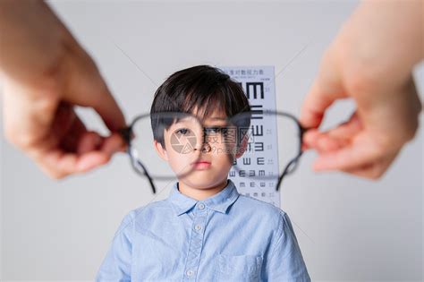 孩子眼睛近视 如何配戴近视眼镜