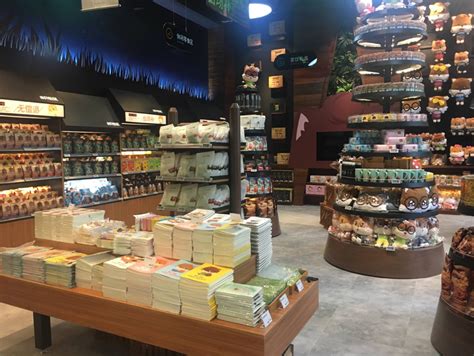 三只松鼠线下投食店，秒杀所有实体店- 状元书院