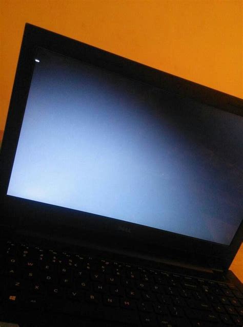 电脑屏幕上出现一条一厘米左右的黑色的线-电脑屏幕上方有一条一厘米的黑边怎么去掉？（屏幕没调）