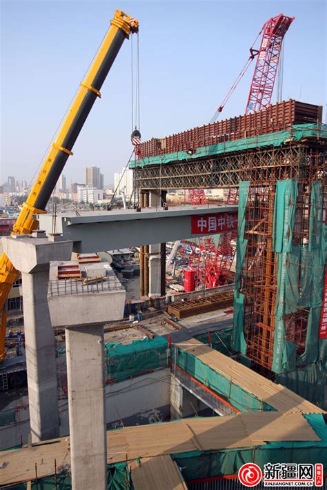 中国电建市政建设集团有限公司 工程动态 雄安公路项目完成首节钢箱梁安装