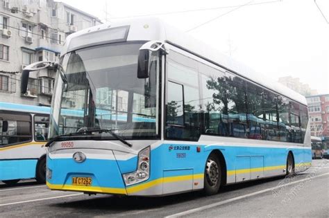 郑州“大辫子”公交回来了！50台双源无轨电车全新亮相街头 - 封面新闻