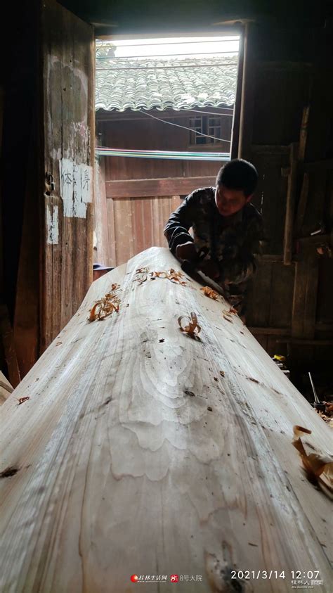 航拍棺材木料交易市场场面壮观 柏木最值钱一副15000|柏木|木料|壮观_新浪新闻
