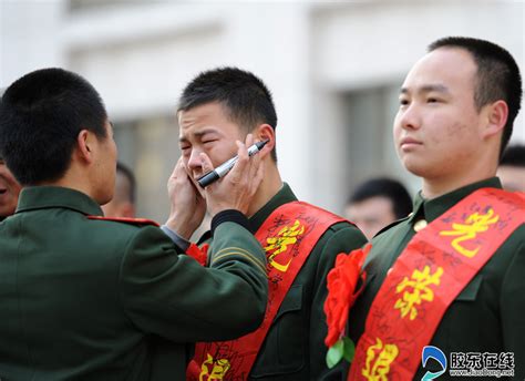 敬上最后一个军礼 退伍老兵向武警部队旗告别 - 市州精选 - 湖南在线 - 华声在线