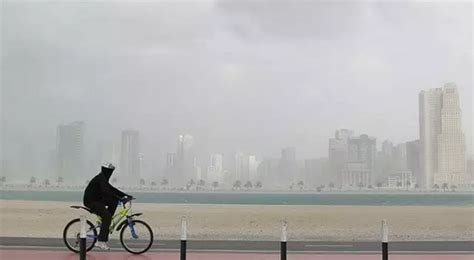 沙尘暴席卷阿联酋，迪拜国际机场的10个航班被迫改道_居民_大雨_Wadi