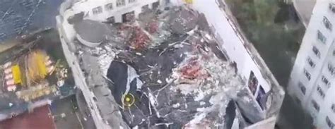 黑龙江省齐齐哈尔市一中学体育馆楼顶坍塌 10余人被困