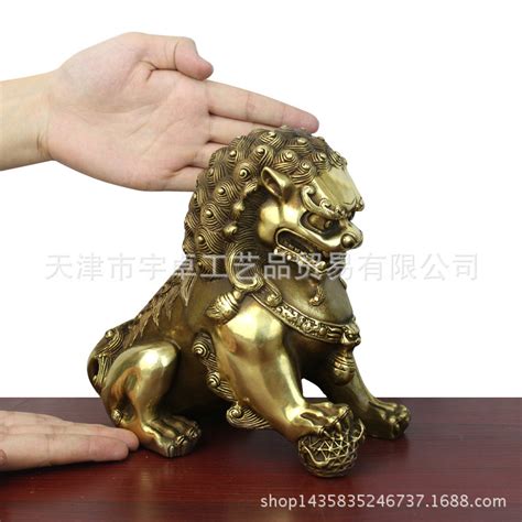 脚踩绣球的石狮子左侧拍高清图片下载_红动中国