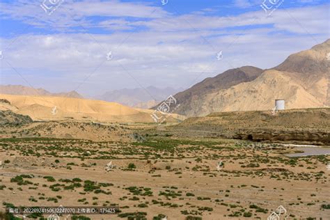 青海格尔木G109国道昆仑河,沙漠戈壁,自然风景,摄影素材,汇图网www.huitu.com