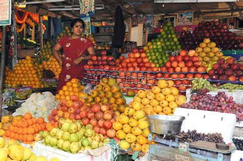 路边卖水果的小贩，每天都能赚多少钱？小贩道出了其中的无奈__凤凰网