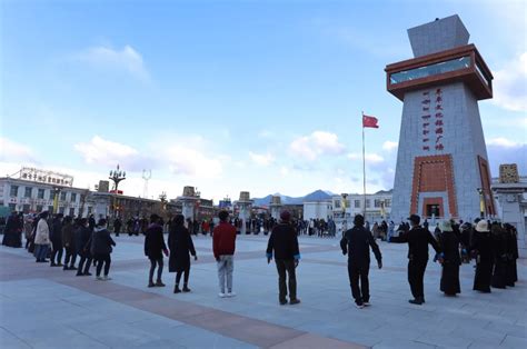 市发改委党组书记翟坤在驻村点宣讲中央第七次西藏座谈会和十九届五中全会精神