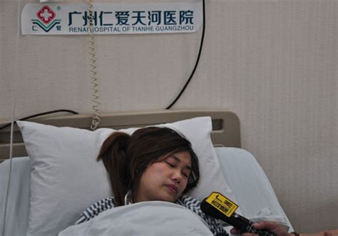 睡着的年轻女子在睡觉前躺床上高清图片下载-正版图片305181392-摄图网