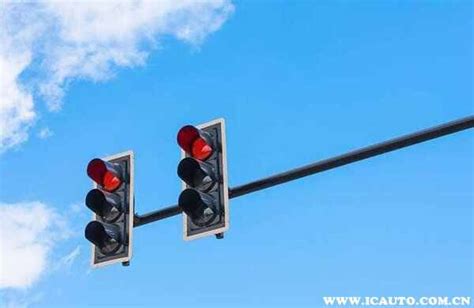 绿灯亮表示前方路口允许机动车通行对还是错-有驾