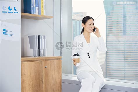 职场女性电话沟通高清图片下载-正版图片501302035-摄图网