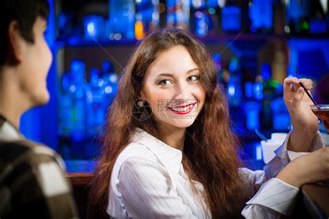 酒吧里的女人跟酒保说话高清图片下载-正版图片501870409-摄图网