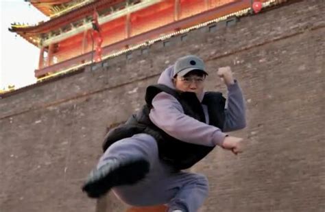 调皮pose不改搞怪本色，陈奕迅在西安城墙练金刚腿 - 西部网（陕西新闻网）