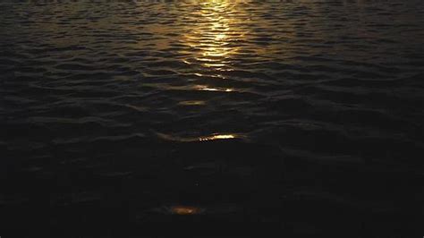 在金色的夕阳下 温暖的海水在黑暗的沙滩上飞溅 mov4K视频素材下载-编号5024077-潮点视频