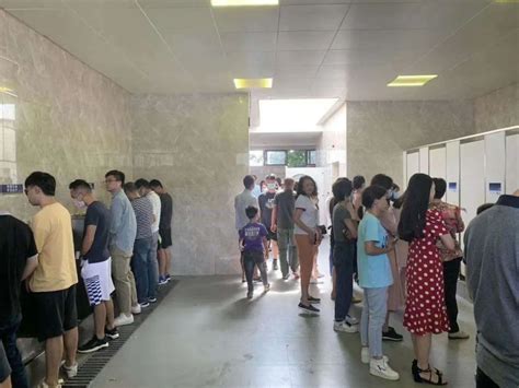 曲周县实验中学回应“厕所宿舍”实为临时储藏间_手机凤凰网