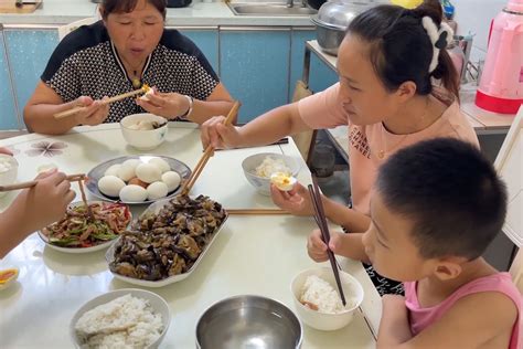 农村婆媳俩做午餐，一人做一道拿手菜，今天的咸鸭蛋可真香啊_凤凰网视频_凤凰网