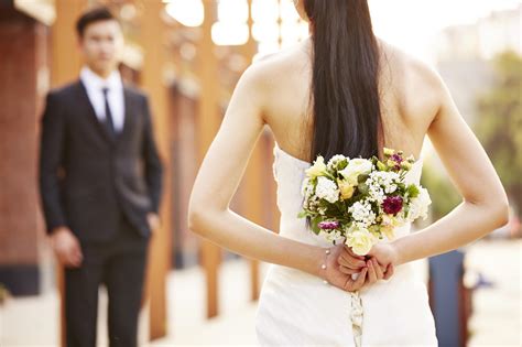 幸福的新娘和新郎带着结婚礼物高清摄影大图-千库网