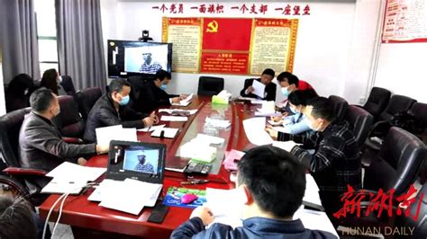 我校组织全体党员集中观看换届警示教育片-湖南工艺美术职业学院