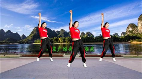 在健身课上跳舞的快乐运动女性高清摄影大图-千库网