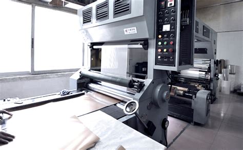 在印刷厂工作操作印刷机高清图片下载-正版图片506039411-摄图网