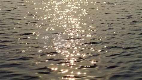 夕阳下的湖水波光粼粼的湖面高清摄影大图-千库网