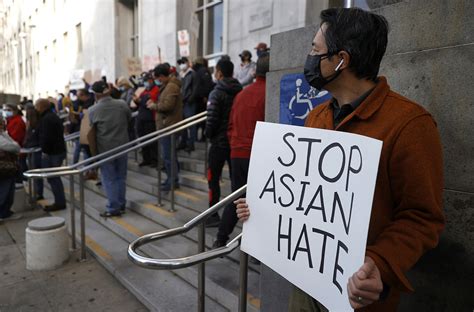 白人男子驾车冲撞反歧视亚裔集会 美警方发起仇恨犯罪调查