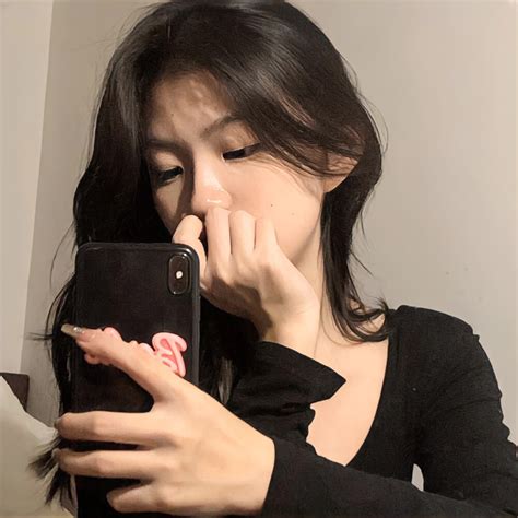 黑色背景头像甜美女生
