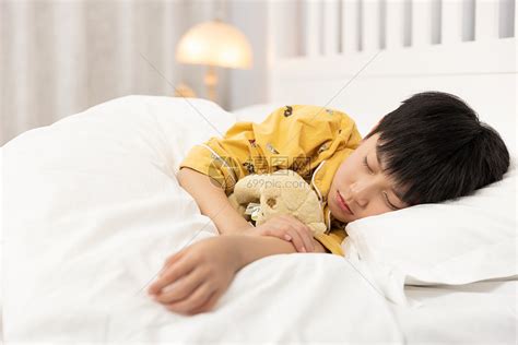 抱着小熊睡着的小男孩高清图片下载-正版图片501729967-摄图网