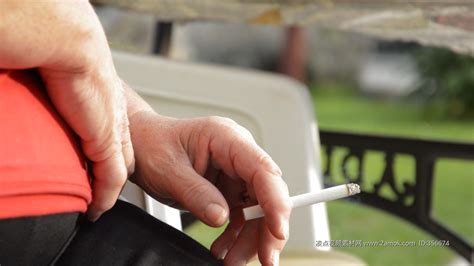 男士抽烟高清图片下载-正版图片501336492-摄图网