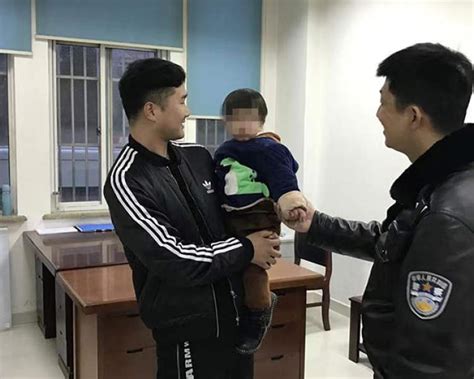 2岁女孩闹市街头走失后被黑衣男子抱上车，民警视频追踪后却发现…… - 周到上海