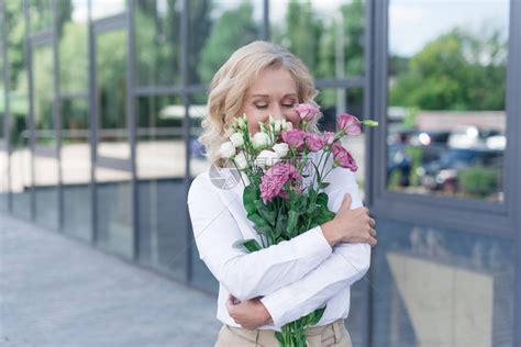 甜美女生头像手捧鲜花