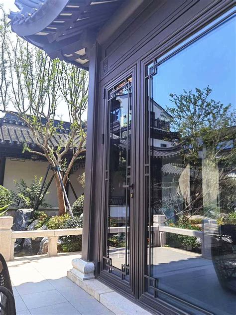 新中式风搭配木纹铝合金门窗——新型的古香古色