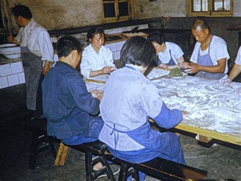 老照片：80年代的国营工厂，曾经是最让人眼馋的“铁饭碗”单位 - 派谷照片修复翻新上色