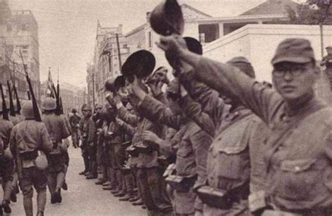 日军侵略者在战俘集中营中用活人俘虏练刺杀