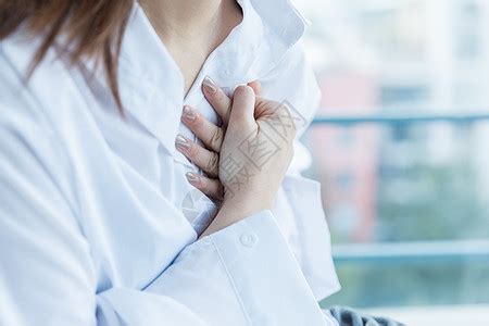 胸部疼痛的原因有哪些（胸部疼痛是怎么回事） | 说明书网