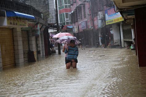 70秒看香港创纪录暴雨：街道成河、地铁在积水中穿行|香港| 暴雨 |积水_新浪新闻