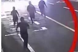 男子酒驾致行人受伤弃车逃跑，3名路人狂追一条街抓回_凤凰网视频_凤凰网