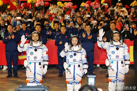 中国航天员乘组完成首次在轨交接_中国载人航天官方网站