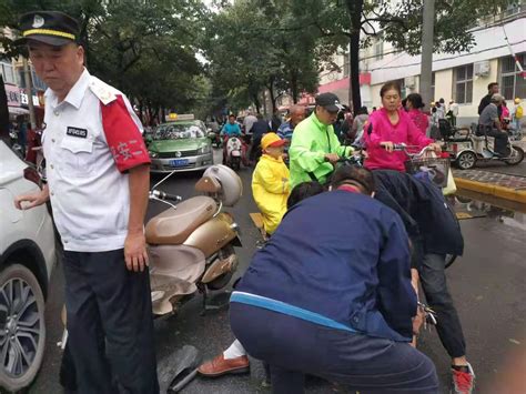郑州街头两辆电动车迎面相撞后 大家合力救助伤者 - 河南一百度