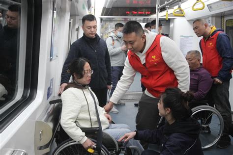 地铁有关爱 通行无障碍 ---残疾人体验地铁无障碍设施活动-工作动态-石家庄轨道办