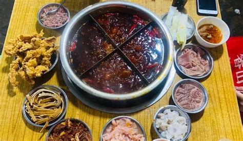 重庆这家几十年老火锅，是名副其实的苍蝇馆子，5点不到坐满人