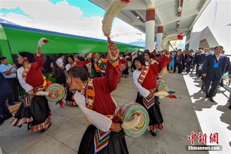 复兴号上高原：西藏首条电气化铁路开通运营