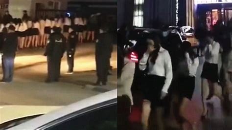 实拍河南警方扫黄现场 KTV数十名穿短裙的女子被带走_凤凰网视频_凤凰网