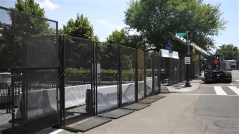 白宫加紧“筑墙”应对抗议，2.5米高铁网全包围_凤凰网视频_凤凰网