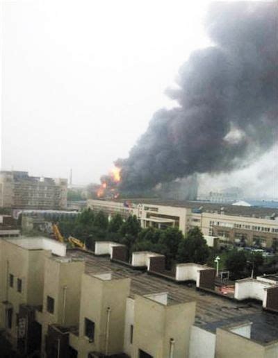 天津一化工厂爆炸 现场腾起百米浓烟(图) - 青岛新闻网