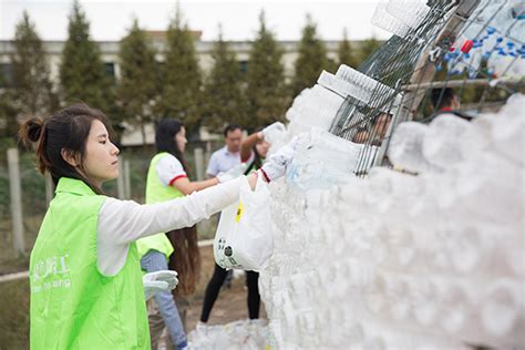 「一个瓶子」公益活动——我们用上万个废瓶做了吸引联合国关注的9米长漂流瓶 - 活动- 中国美术学院官网
