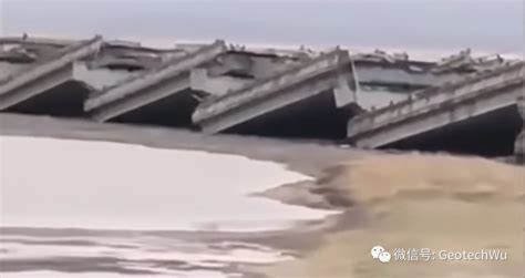 四川一在建大桥被洪水冲垮，30秒不到桥体就被吞噬_凤凰网视频_凤凰网